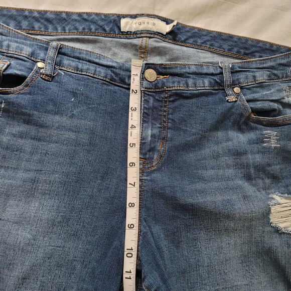 Torrid Size 22 Distressed Jean Shorts Medium Wash Casual Everyday Vacation - Picture 3 of 8